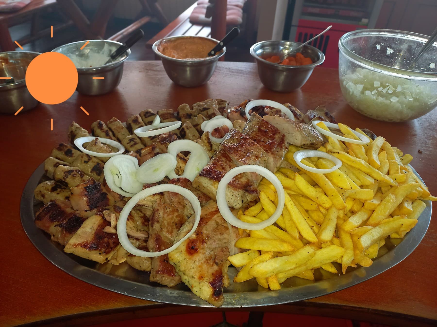 Oval sa pomfritom i lukom