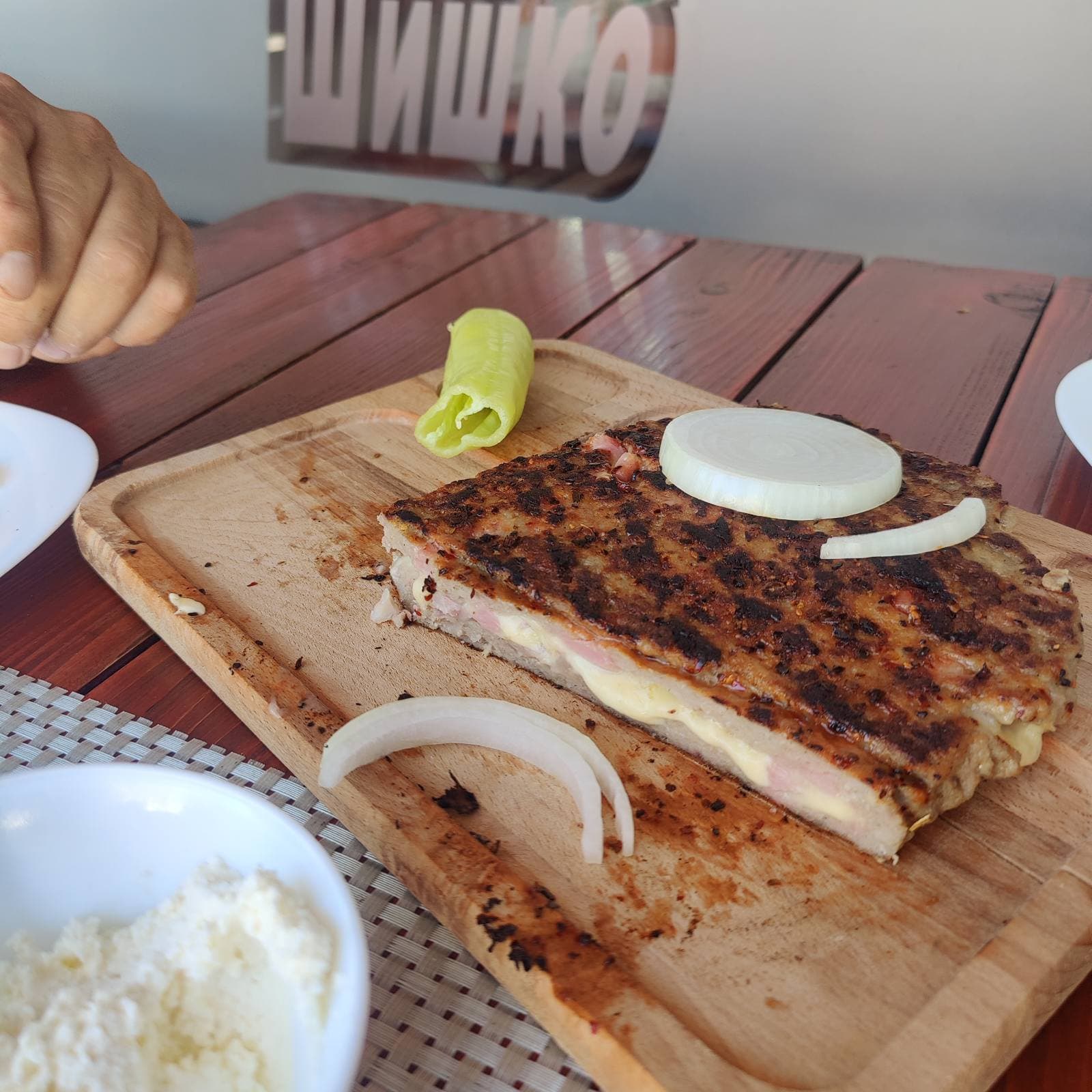 Pljeskavica sa kackavaljem